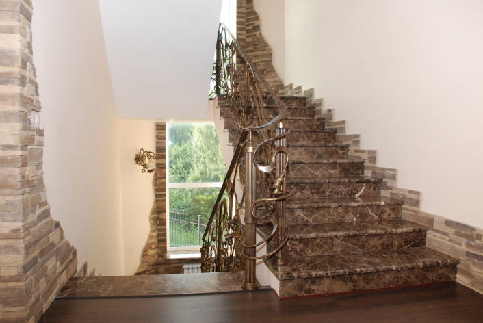 лестница с каменными ступенями